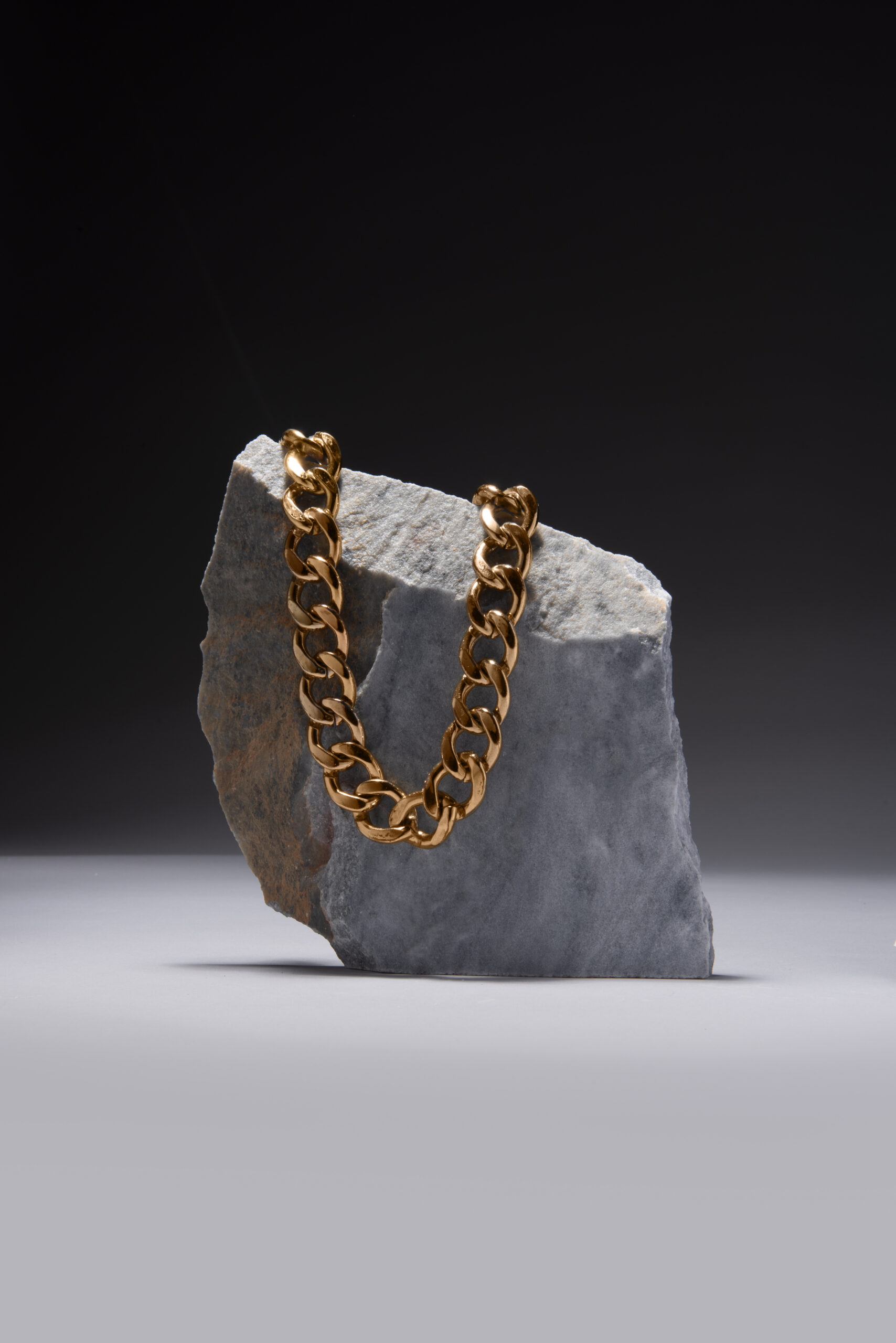 abstract-gold-chain-jewellery-presentation